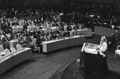 Pourquoi le discours d'Abbas fait pâle figure en comparaison du fusil d'Arafat à l'ONU